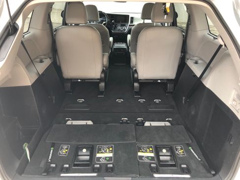 Used 2016 Toyota Sienna Limited Premium image 32
