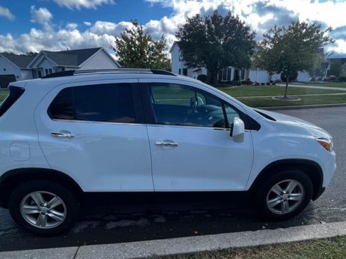 Used 2018 Chevrolet Trax LT w/ LT Convenience Package image 9