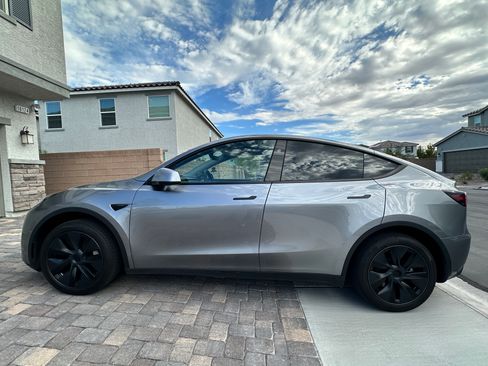 Used 2025 Tesla Model Y Long Range RWD image 10