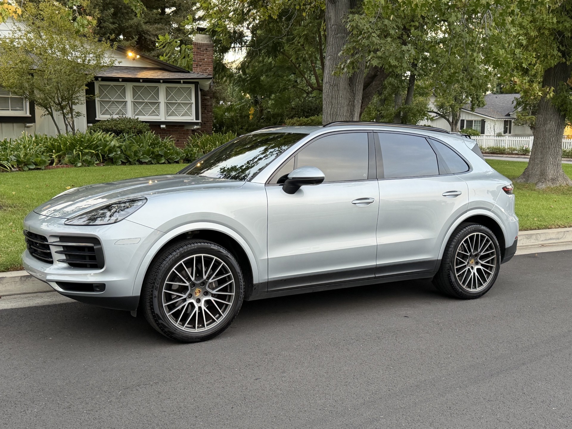 Used 2020 Porsche Cayenne AWD/4WD image 1