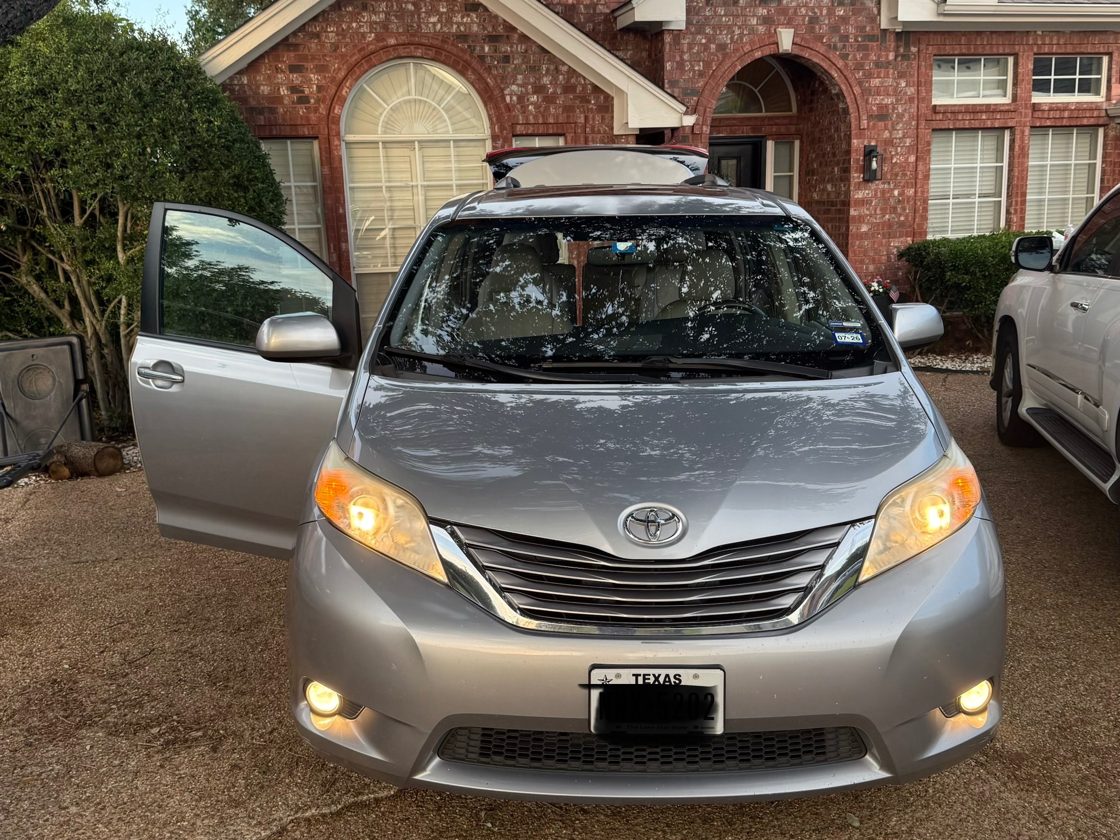 Used 2017 Toyota Sienna XLE Premium FWD image 1