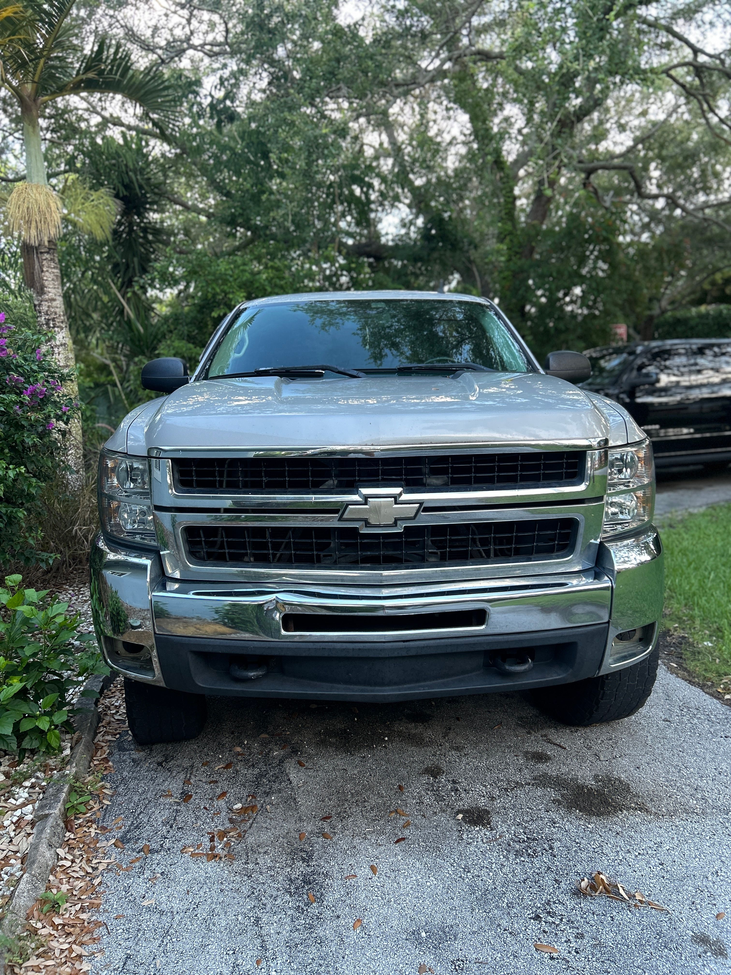 Used 2009 Chevrolet Silverado 2500 LT w/ Exterior Plus Package AWD/4WD image 4