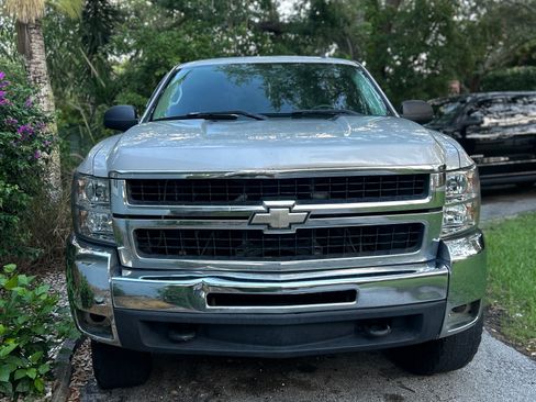 Used 2009 Chevrolet Silverado 2500 LT w/ Exterior Plus Package image 4