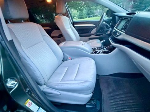 Used 2016 Toyota Highlander Plus AWD/4WD image 9
