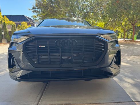 Used 2022 Audi e-tron Premium Plus image 6