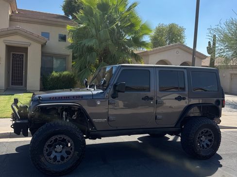Used 2016 Jeep Wrangler Unlimited Rubicon w/ Connectivity Group AWD/4WD image 2