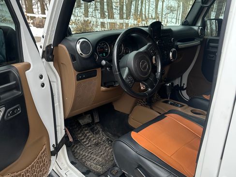 Used 2012 Jeep Wrangler Unlimited Rubicon w/ Connectivity Group image 10