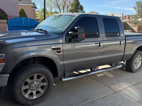 Used 2010 Ford F250 Lariat image 1