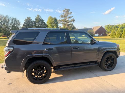 Used 2021 Toyota 4Runner SR5 Premium w/ Moonroof Package RWD image 8