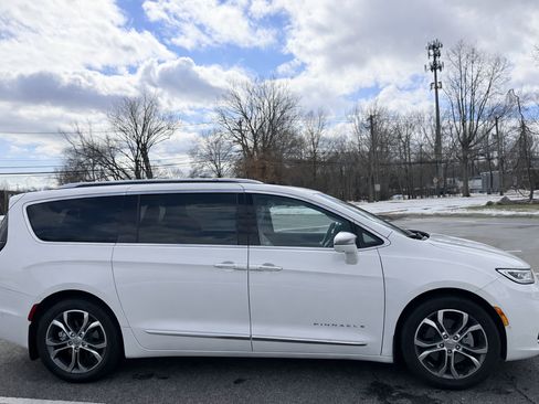 Used 2021 Chrysler Pacifica Pinnacle image 5