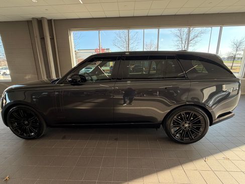 Used 2025 Land Rover Range Rover Long Wheelbase SE image 16