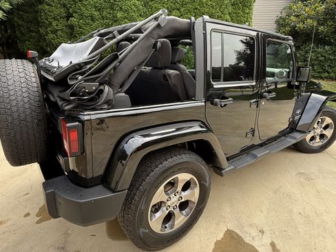 Used 2016 Jeep Wrangler Unlimited Sahara w/ Connectivity Group image 5