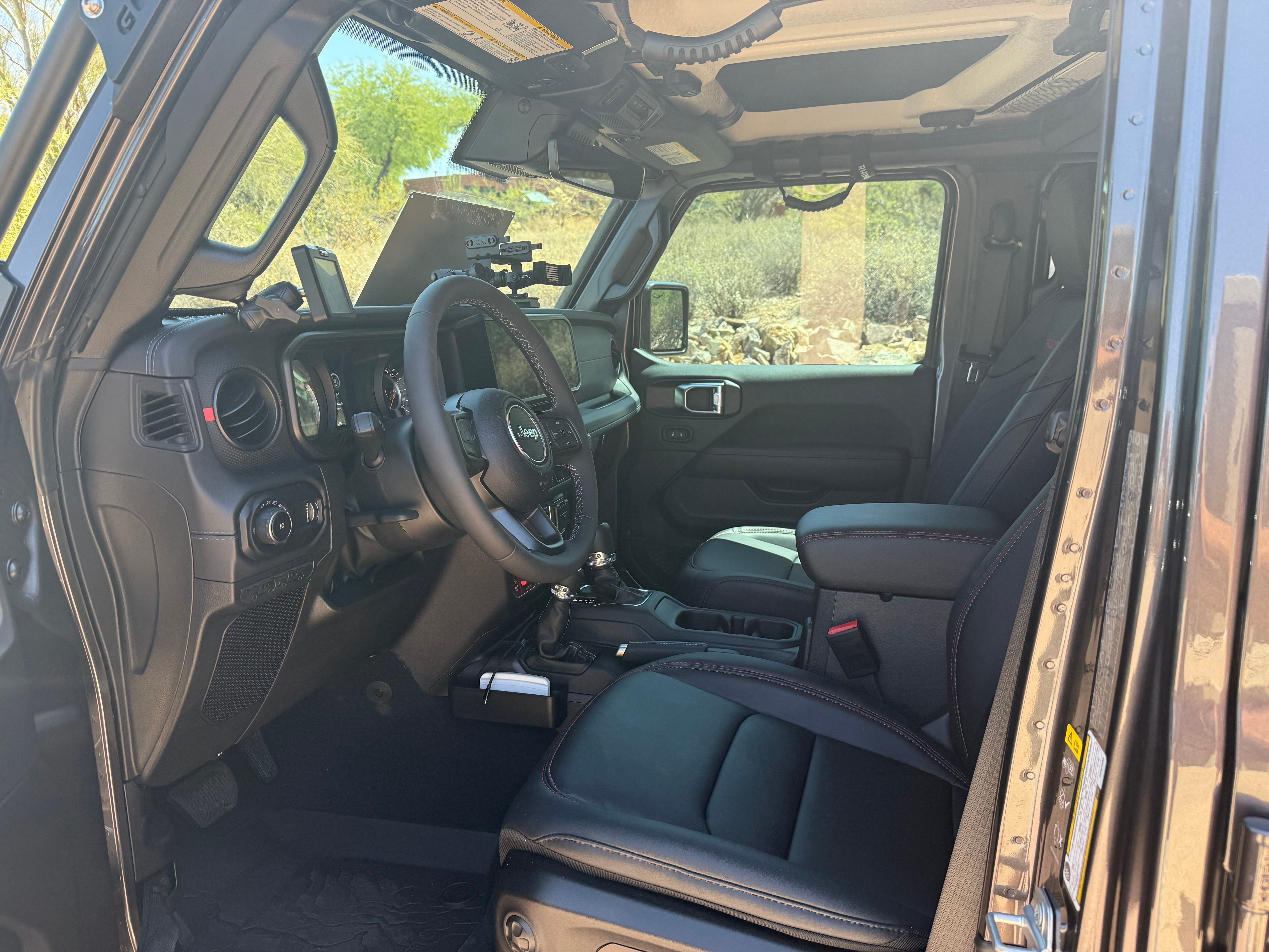Used 2025 Jeep Wrangler Unlimited Rubicon w/ Convenience Group AWD/4WD image 5