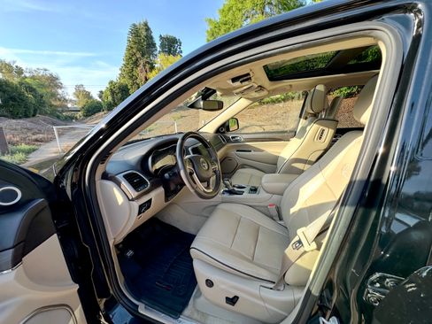 Used 2017 Jeep Grand Cherokee Overland w/ Jeep Active Safety Group AWD/4WD image 6