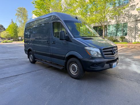 Used 2018 Mercedes-Benz Sprinter 2500 image 2