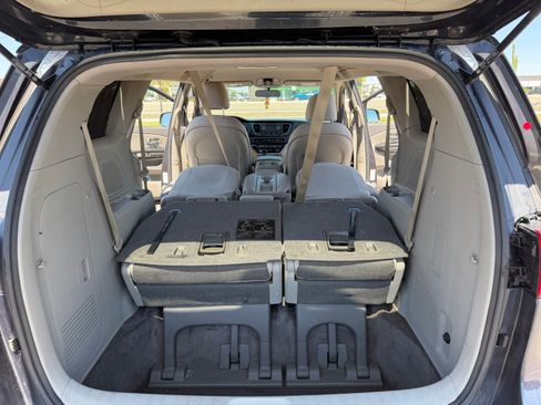 Used 2015 Kia Sedona LX w/ LX Convenience Package FWD image 2