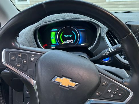 Used 2017 Chevrolet Volt LT w/ Comfort Package image 2