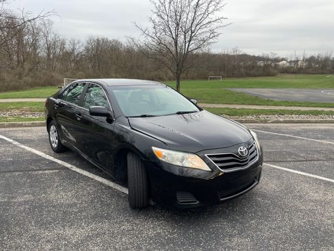 Used 2011 Toyota Camry LE image 2