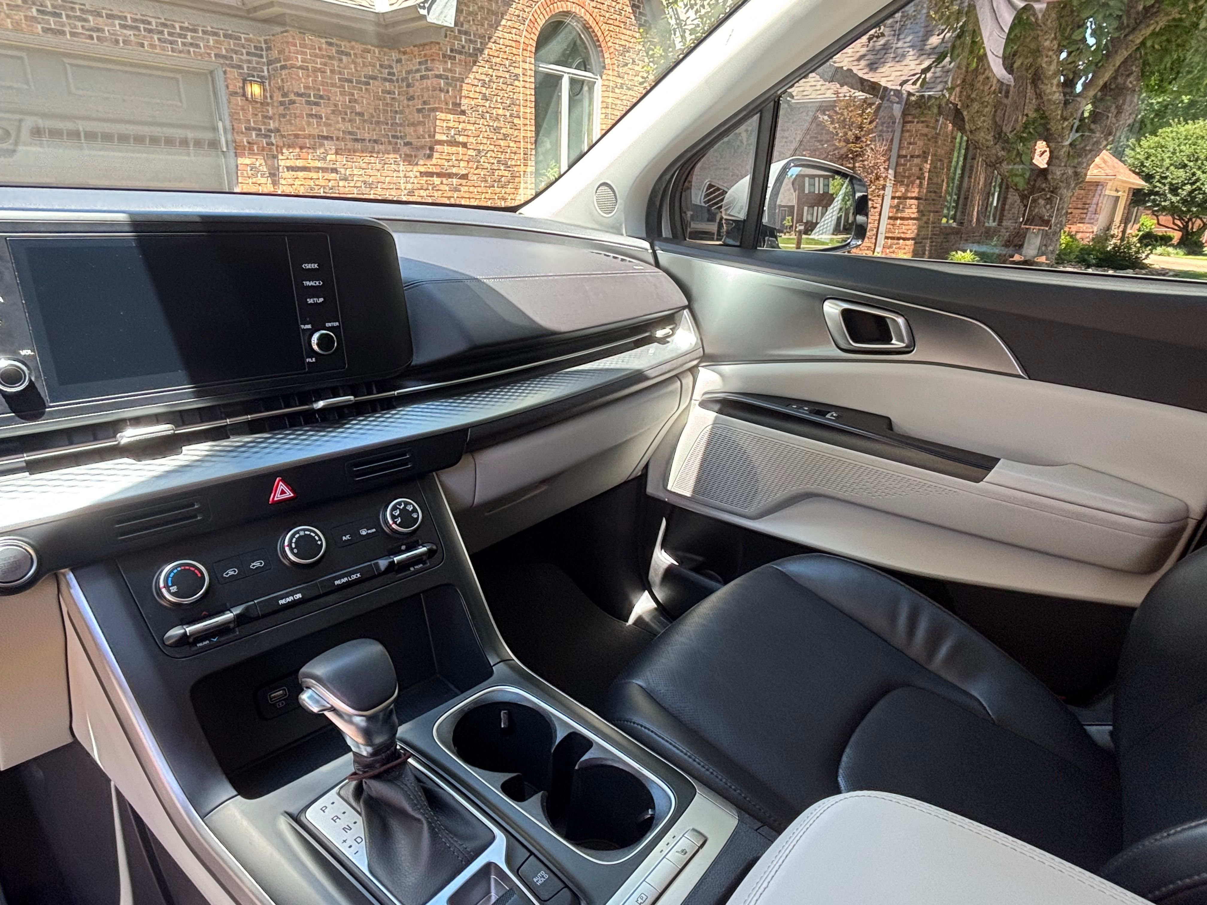 Used 2023 Kia Carnival LX FWD image 14