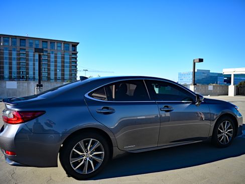 Used 2017 Lexus ES 300h 300h Sedan 4D image 5
