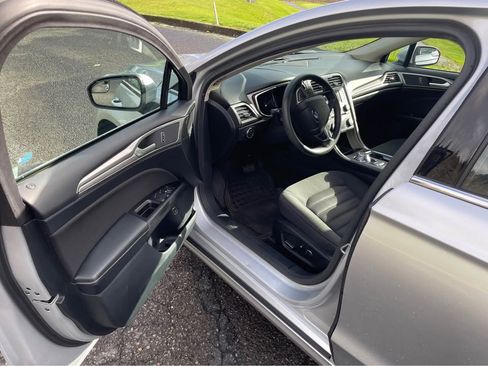 Used 2017 Ford Fusion SE image 16