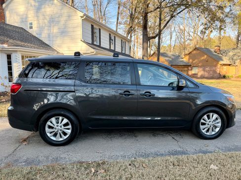 Used 2017 Kia Sedona LX w/ LX Essentials Premium Package image 1