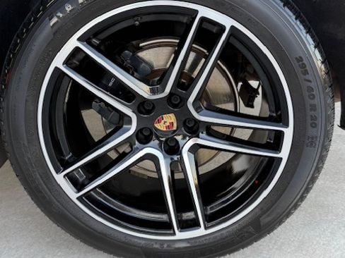 Used 2021 Porsche Macan image 16