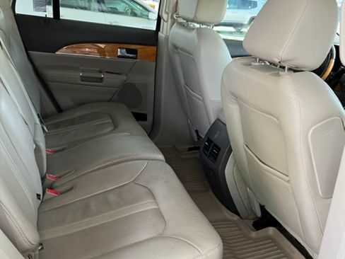 Used 2014 Lincoln MKX FWD w/ Walnut Swirl Wood Package image 11