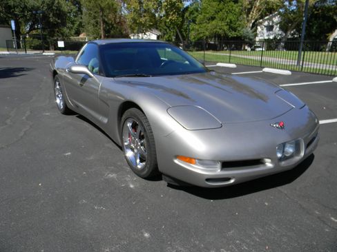 Used 2000 Chevrolet Corvette Coupe w/ Performance Handling Pkg image 9