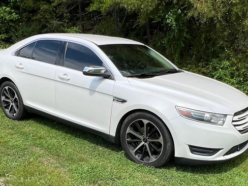 Used 2015 Ford Taurus Limited w/ Equipment Group 301A FWD image 11