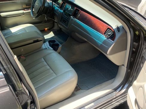 Used 2005 Lincoln Town Car Signature RWD image 8