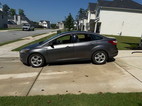 Used 2013 Ford Focus SE FWD image 2