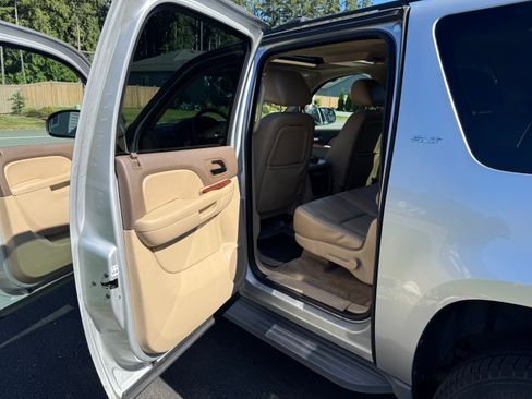 Used 2010 GMC Yukon XL SLT w/ SLT-2 Equipment Package AWD/4WD image 16
