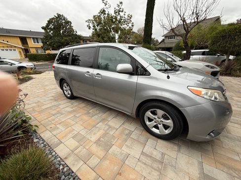 Used 2012 Toyota Sienna LE image 4