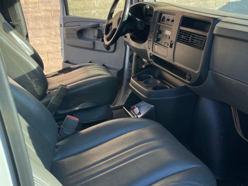 Used 2003 Chevrolet Express 2500 image 8