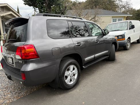 Used 2013 Toyota Land Cruiser Sport Utility 4D image 5