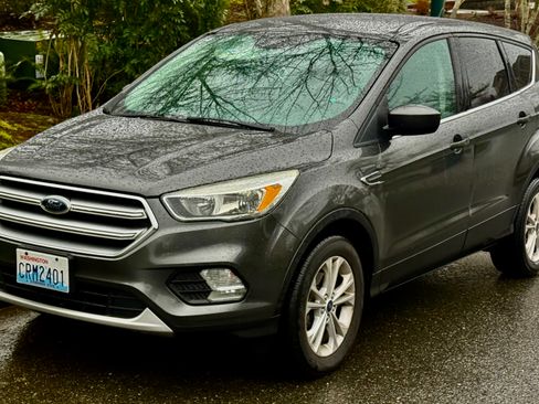 Used 2017 Ford Escape SE image 1