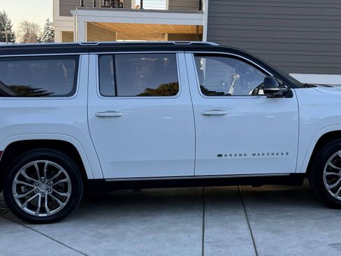 Used 2023 Jeep Grand Wagoneer L Series II w/ Premium Group II image 8