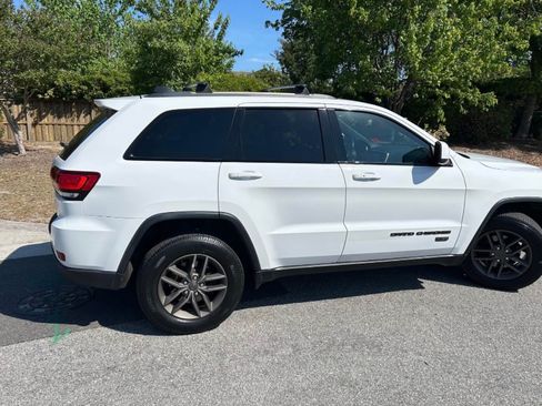 Used 2016 Jeep Grand Cherokee Laredo 75th Anniversary AWD/4WD image 4