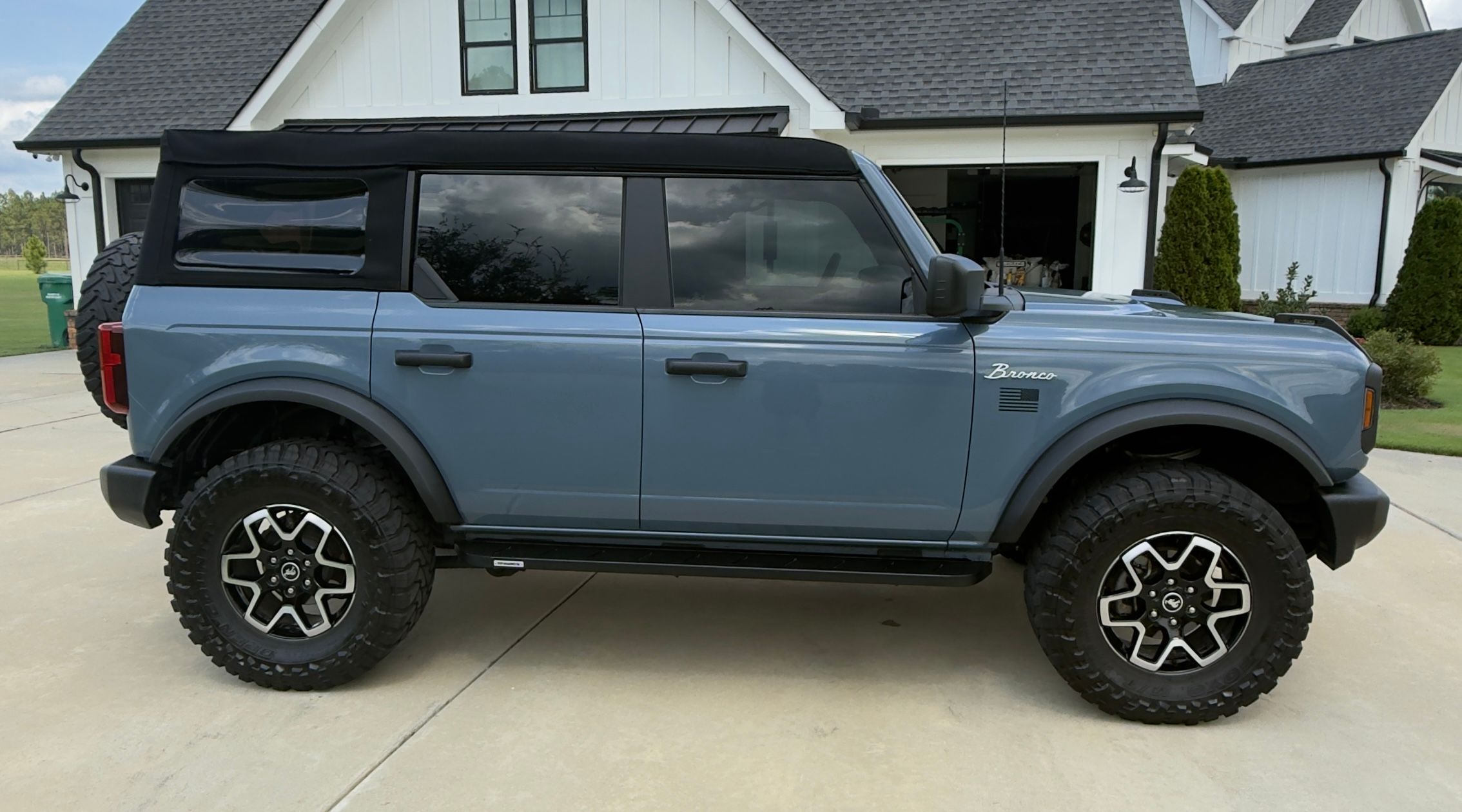 Used 2023 Ford Bronco 4-Door AWD/4WD image 2