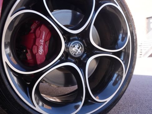 Used 2023 Alfa Romeo Giulia Veloce image 11