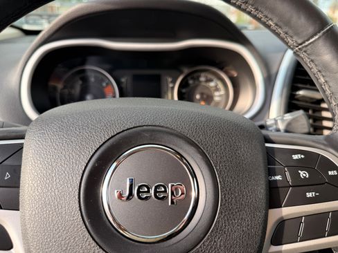 Used 2018 Jeep Cherokee Latitude Plus w/ Comfort/Convenience Group image 25