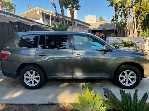 Used 2013 Toyota Highlander FWD image 1