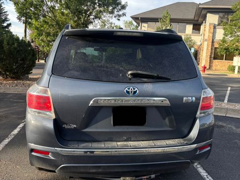Used 2012 Toyota Highlander 4WD Hybrid w/ Cold Weather Pkg image 4