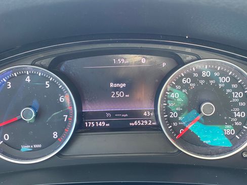 Used 2014 Volkswagen Touareg Sport image 16