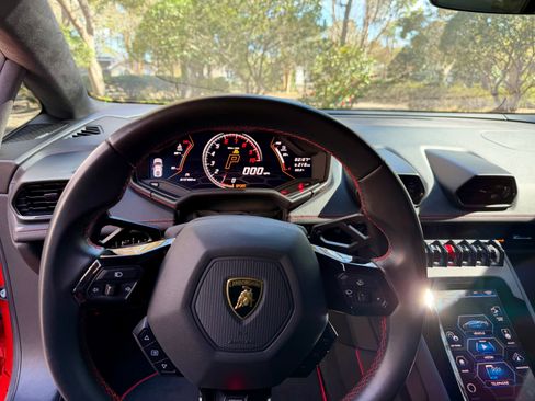 Used 2020 Lamborghini Huracan EVO image 18