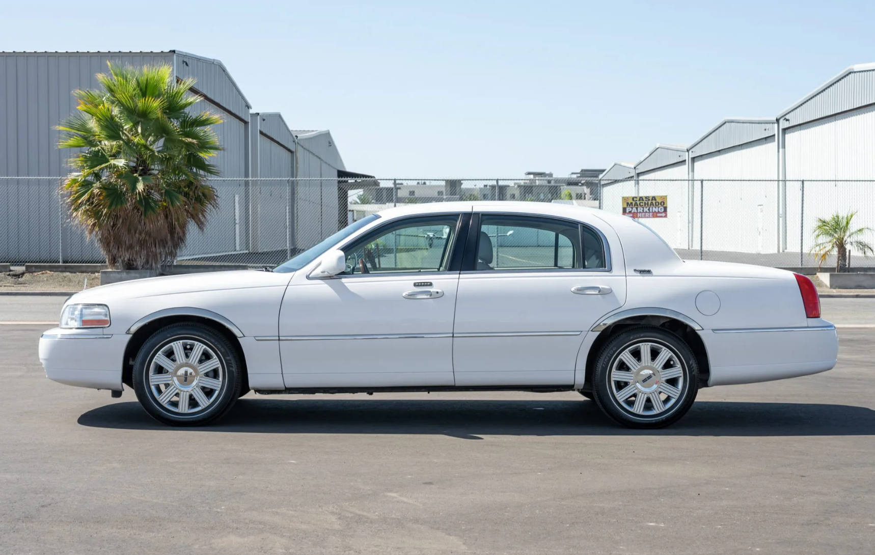 Used 2008 Lincoln Town Car Signature Limited RWD image 5