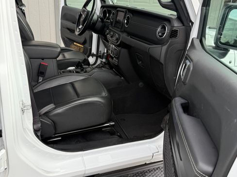 Used 2022 Jeep Wrangler Unlimited Sahara AWD/4WD image 6