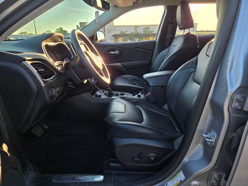 Used 2019 Jeep Cherokee Limited image 12