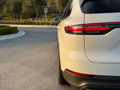 Used 2021 Porsche Cayenne AWD/4WD image 4